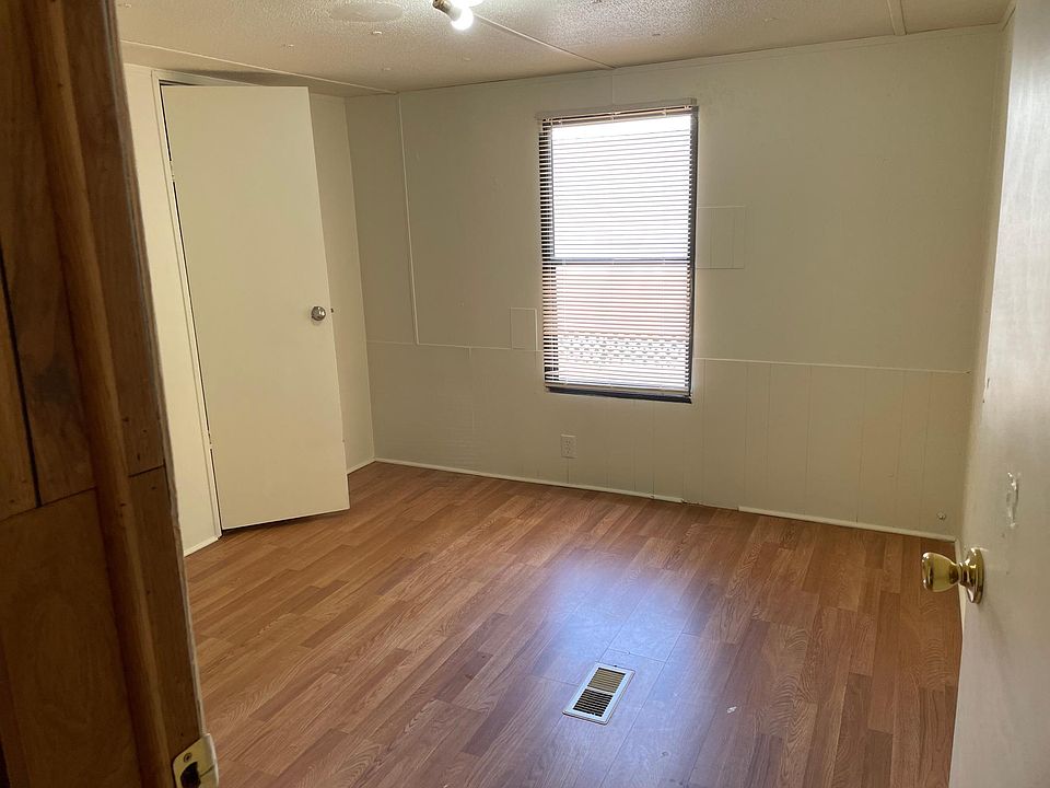 1st image of 608 Hayman St Trailer 4