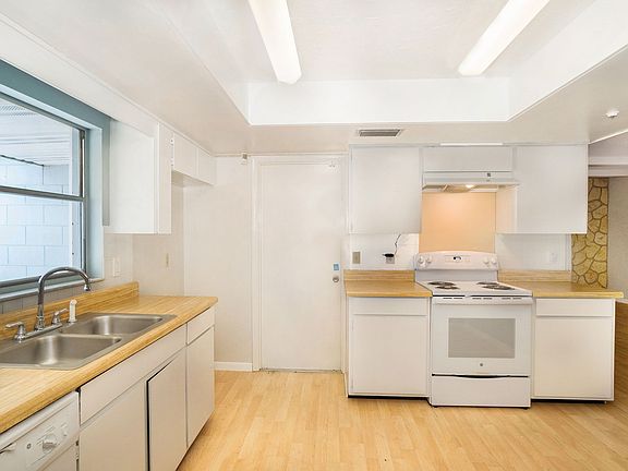 2nd image of 38 Carriage Hill Cir