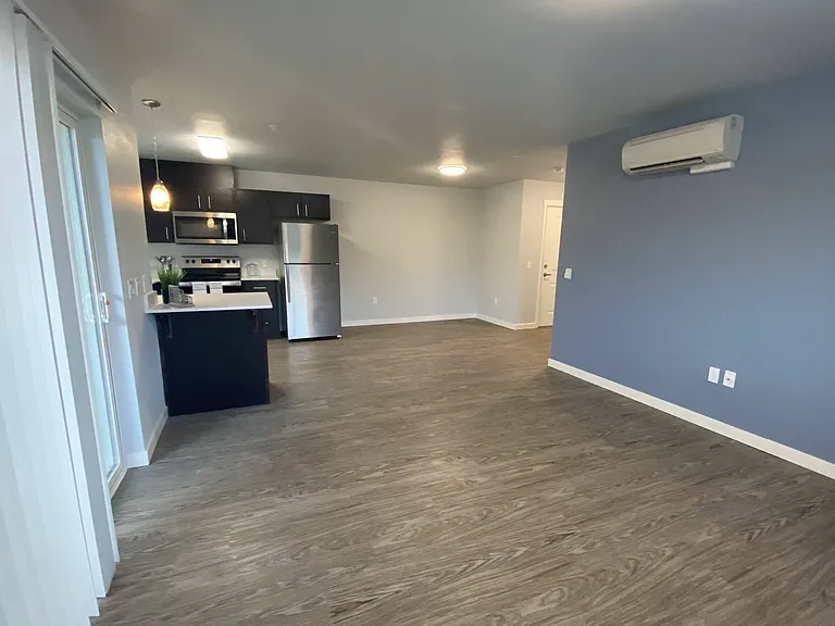 Queen Court Apartments — Photo 9
