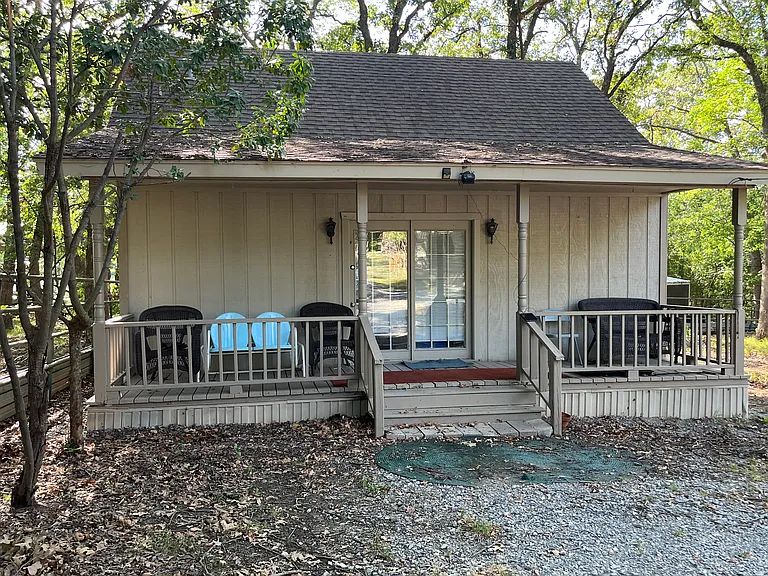 1069 Hanna Dr — Photo 1