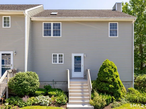 18 East Village Court #18, Branford, CT 06405