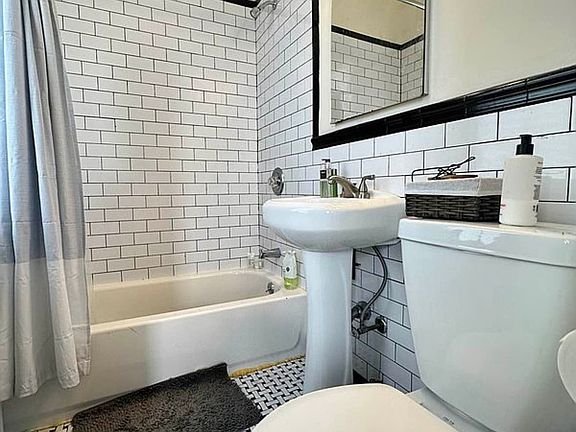 5th image of 68 Hausman St #2