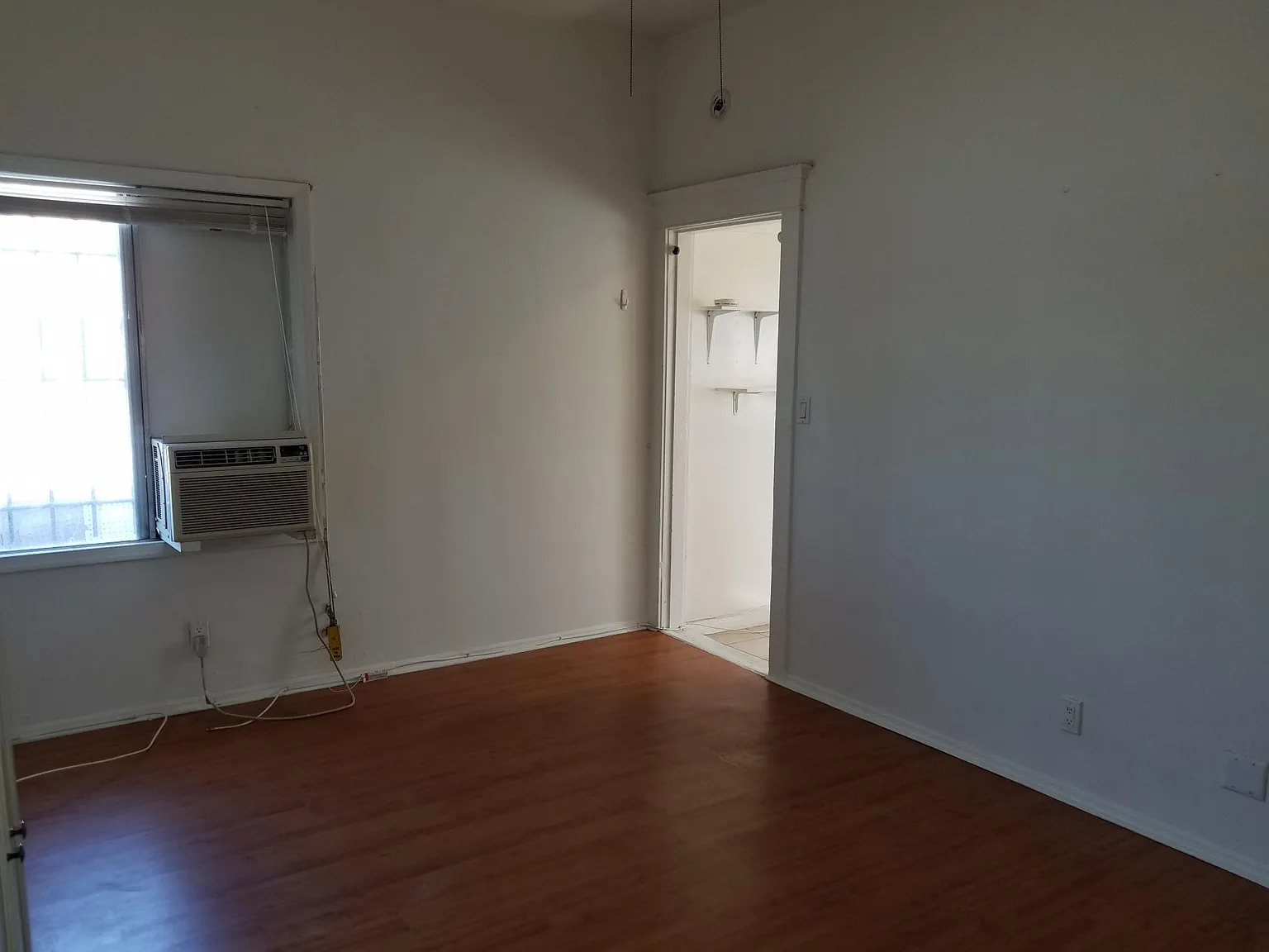 Studio, 300 sqft, $985 — Photo 3
