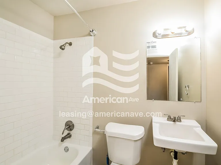 711994_014_wm_-_bathroom_13618812.jpg