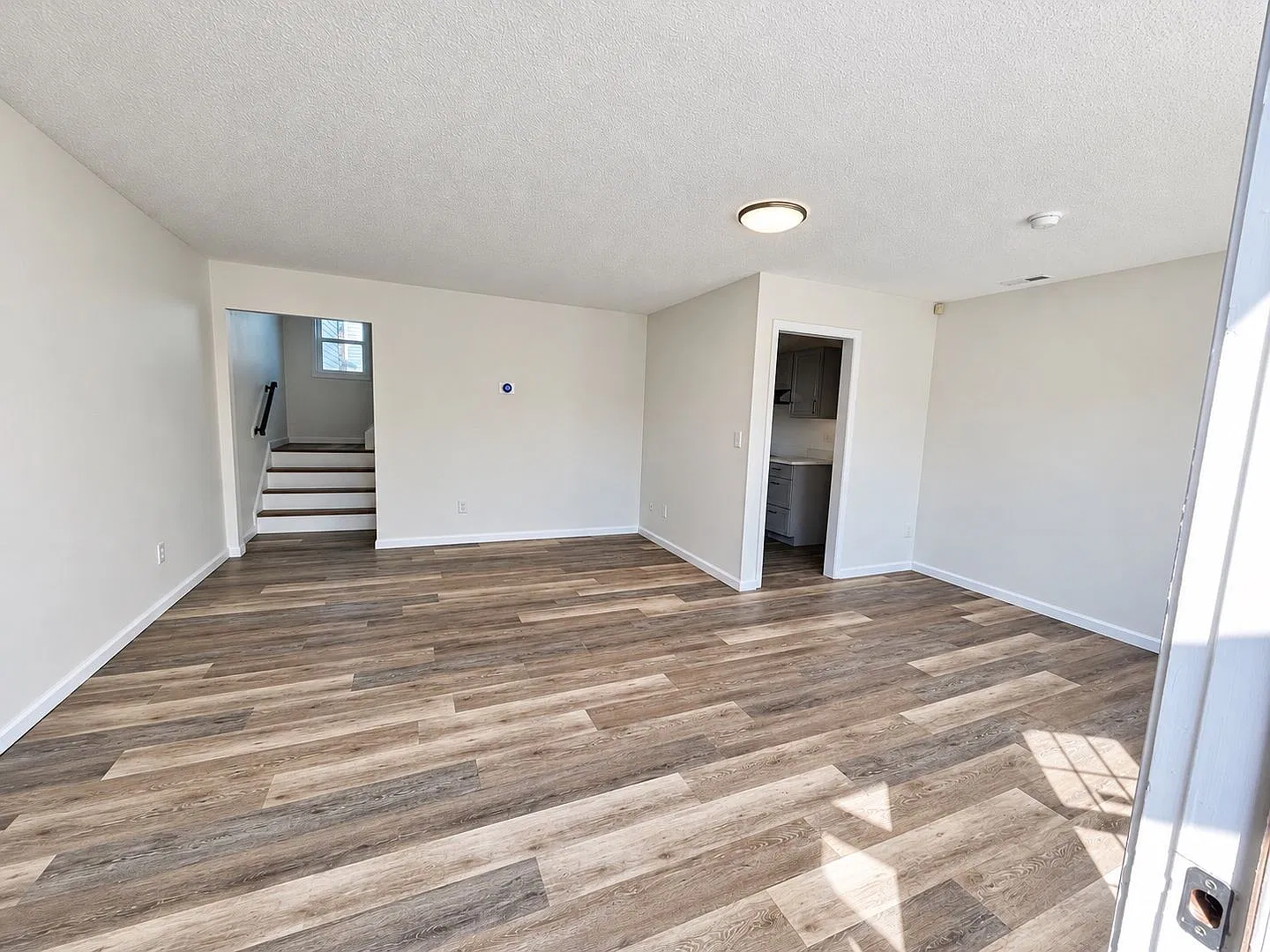 Charming 2 bedroom, 1.5 bath Townhouse available at The Lakes — Photo 2