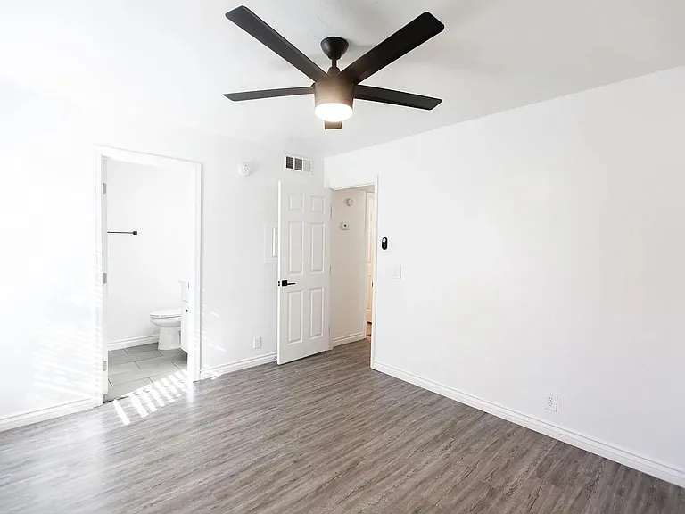 3111 E Clarendon Ave — Photo 13