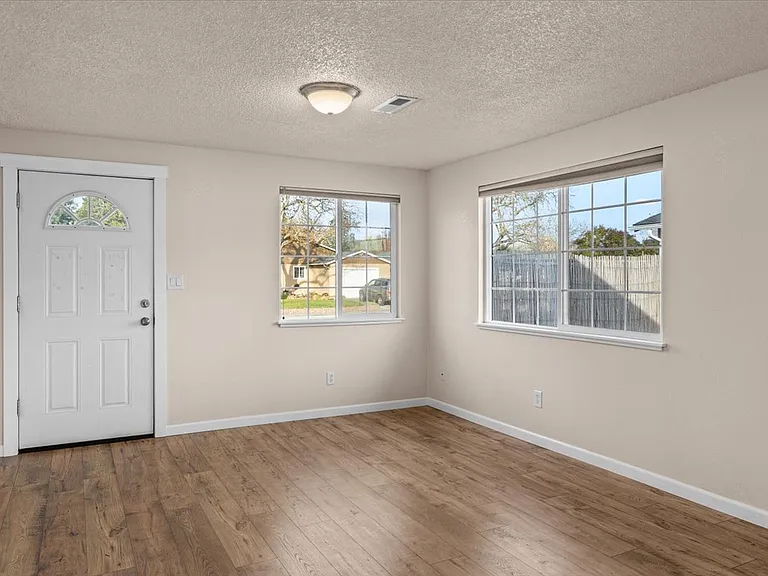 106 N Buchanan Ave — Photo 5