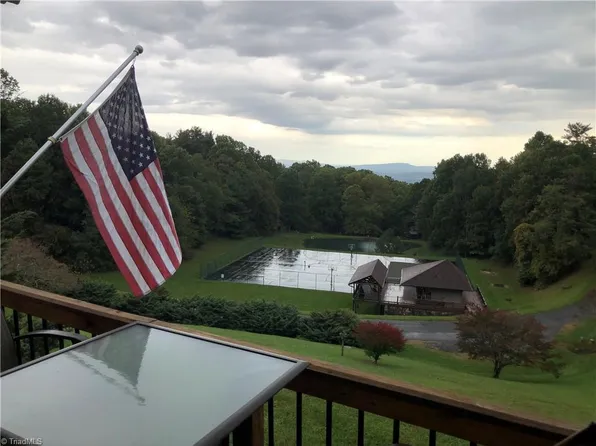 54 Doe Highlands Dr, Hillsville, VA 24343
