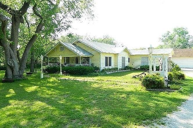 1st image of 225 Sweet St