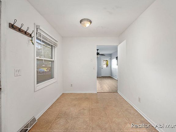 5th image of 3100 Stratford Dr SW