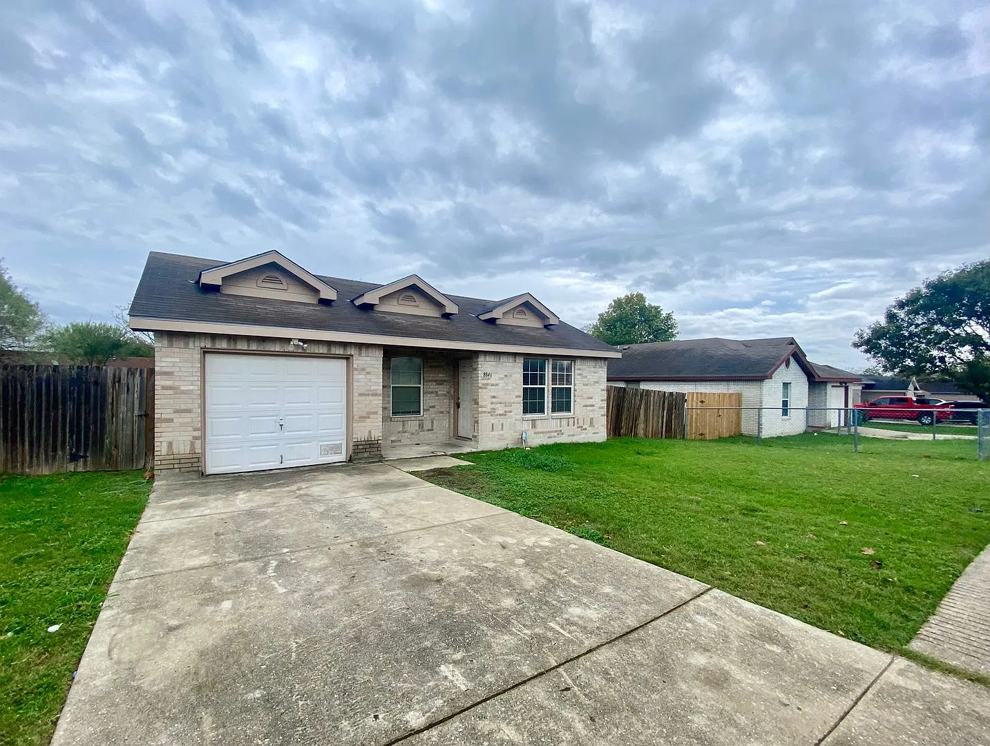 3 Bedroom 2 Bath W/1 Car Garage Available Now! Near Lackland Afb! — Photo 2