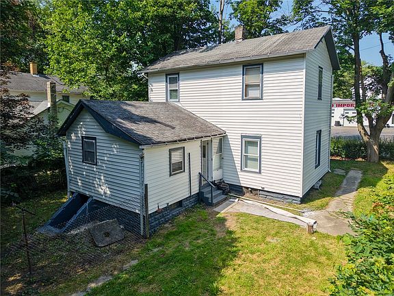 4th image of 204 Clarksville St