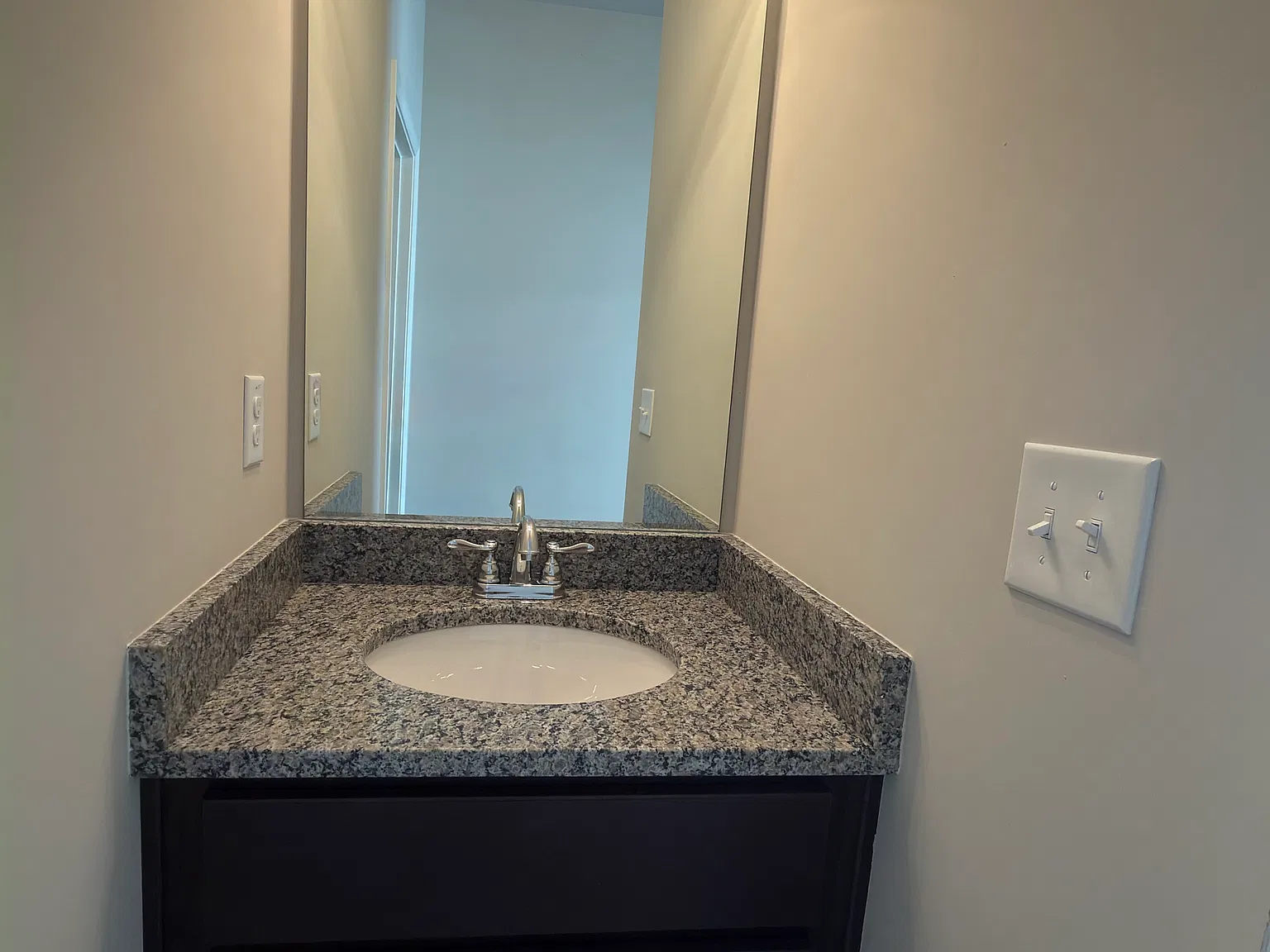 4 bed, 2700 sqft, $850 — Photo 1