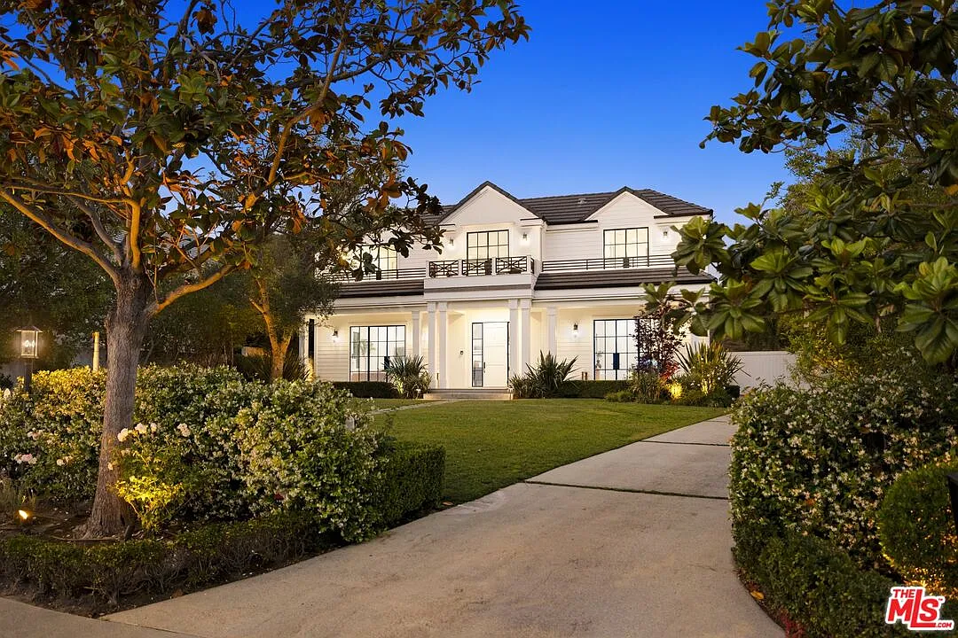 5 bed, 6.5 bath, 6670 sqft, $30,000 — Photo 1