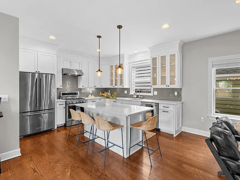 819 Irving Ave — Photo 16