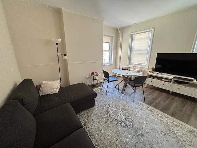 1 bed, 1.0 bath, 700 sqft, $2,200 — Photo 2
