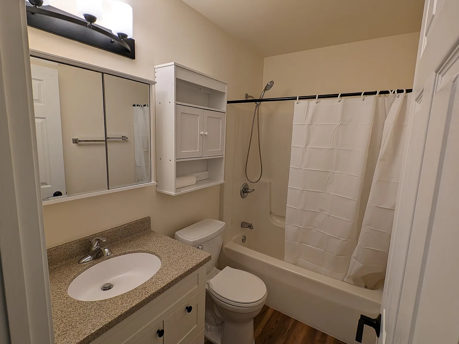 3 bed, 1275 sqft, $1,950 — Photo 4