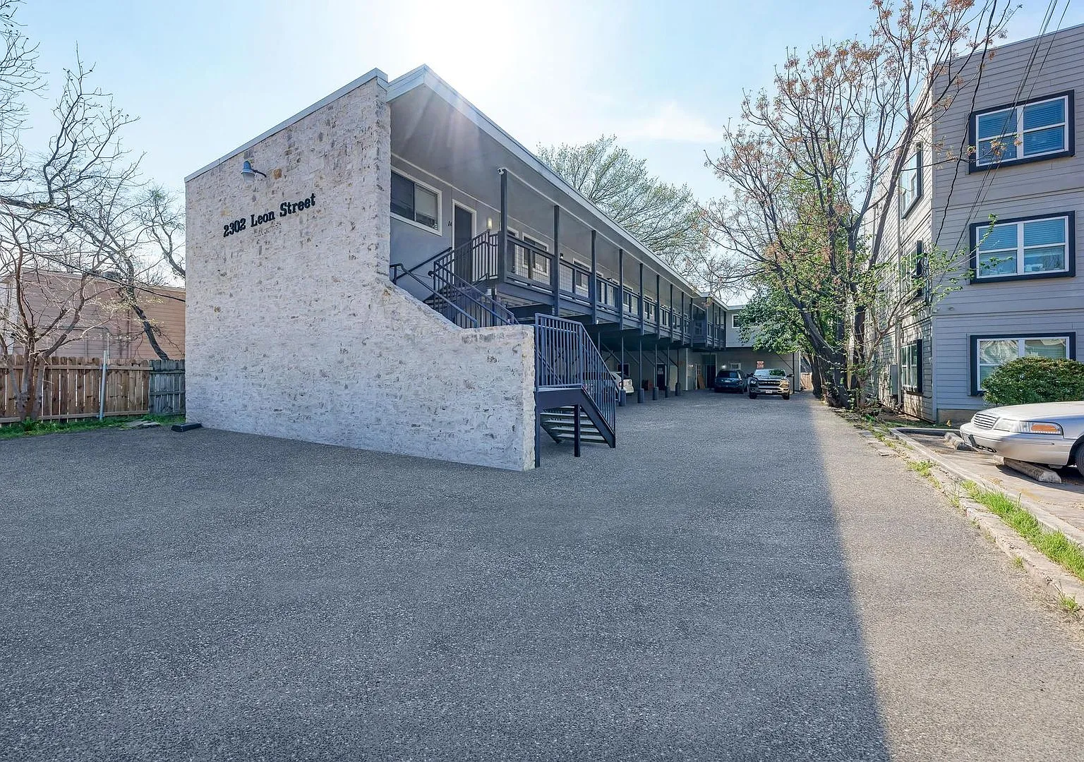 For Lease Fully Furnished Studio Near UT — Photo 2