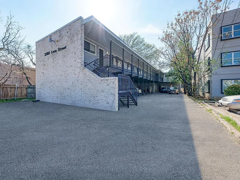 2302 Leon St #6 — Photo 2