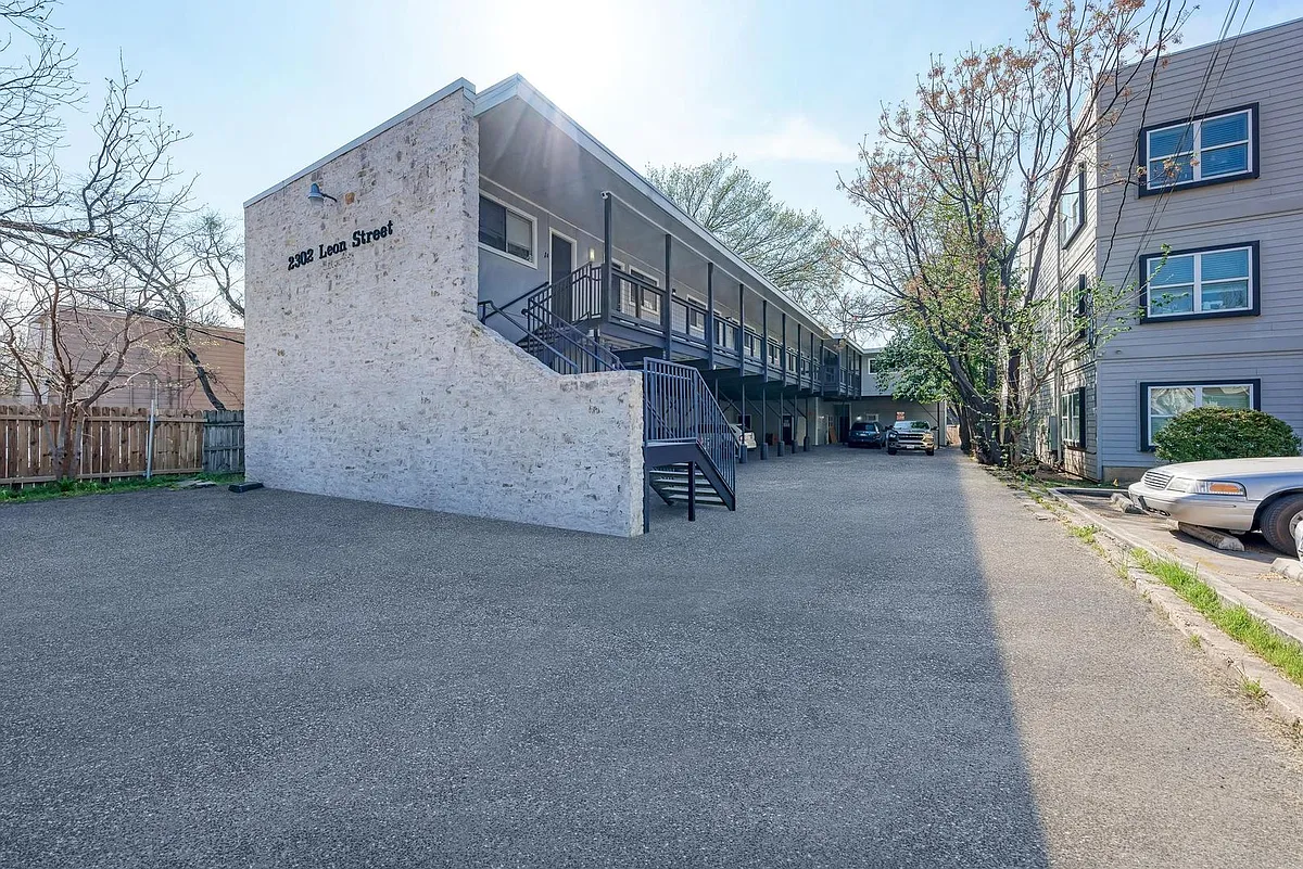Building Photo - 2302 Leon St #2