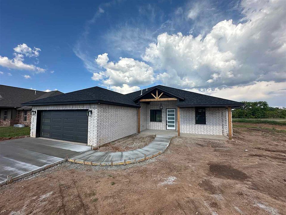 2nd image of 413 NW Creekside Dr