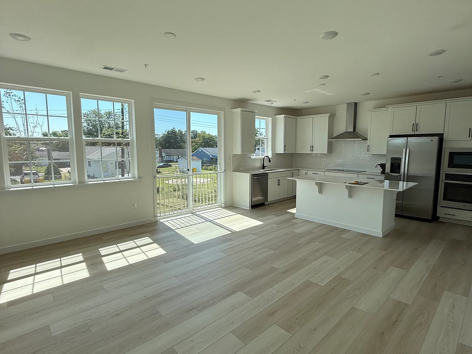 3 bed, 3.5 bath, 2065 sqft, $3,600 — Photo 4