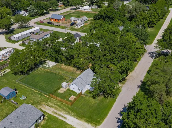 617 N Washington St, Belle Plaine, KS 67013