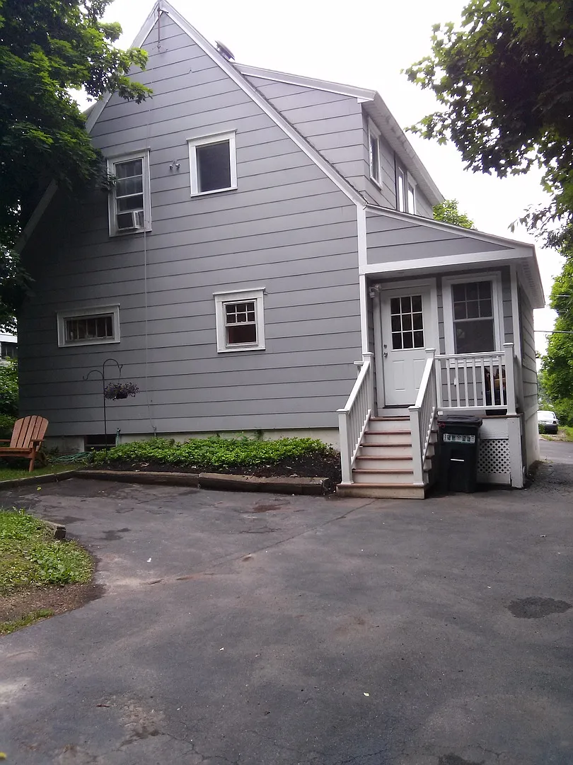 Newly Renovated House For Rent in the Eastwood Area — Photo 2