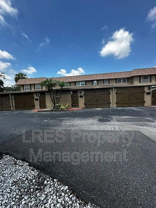 2 bed, 1.5 bath, 1200 sqft, $2,450 — Photo 3