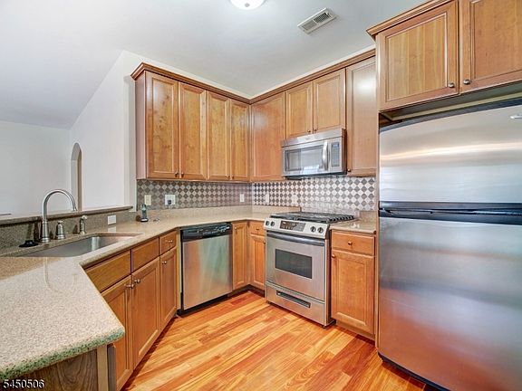5th image of 1112 Hamilton St