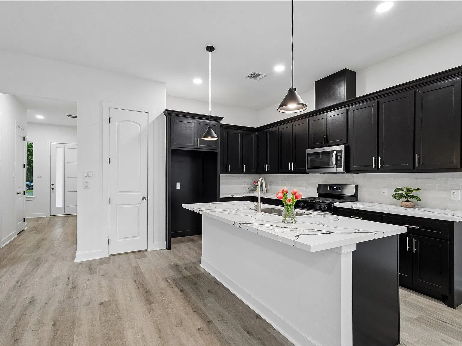3 bed, 2.5 bath, 1843 sqft, $2,000 — Photo 4