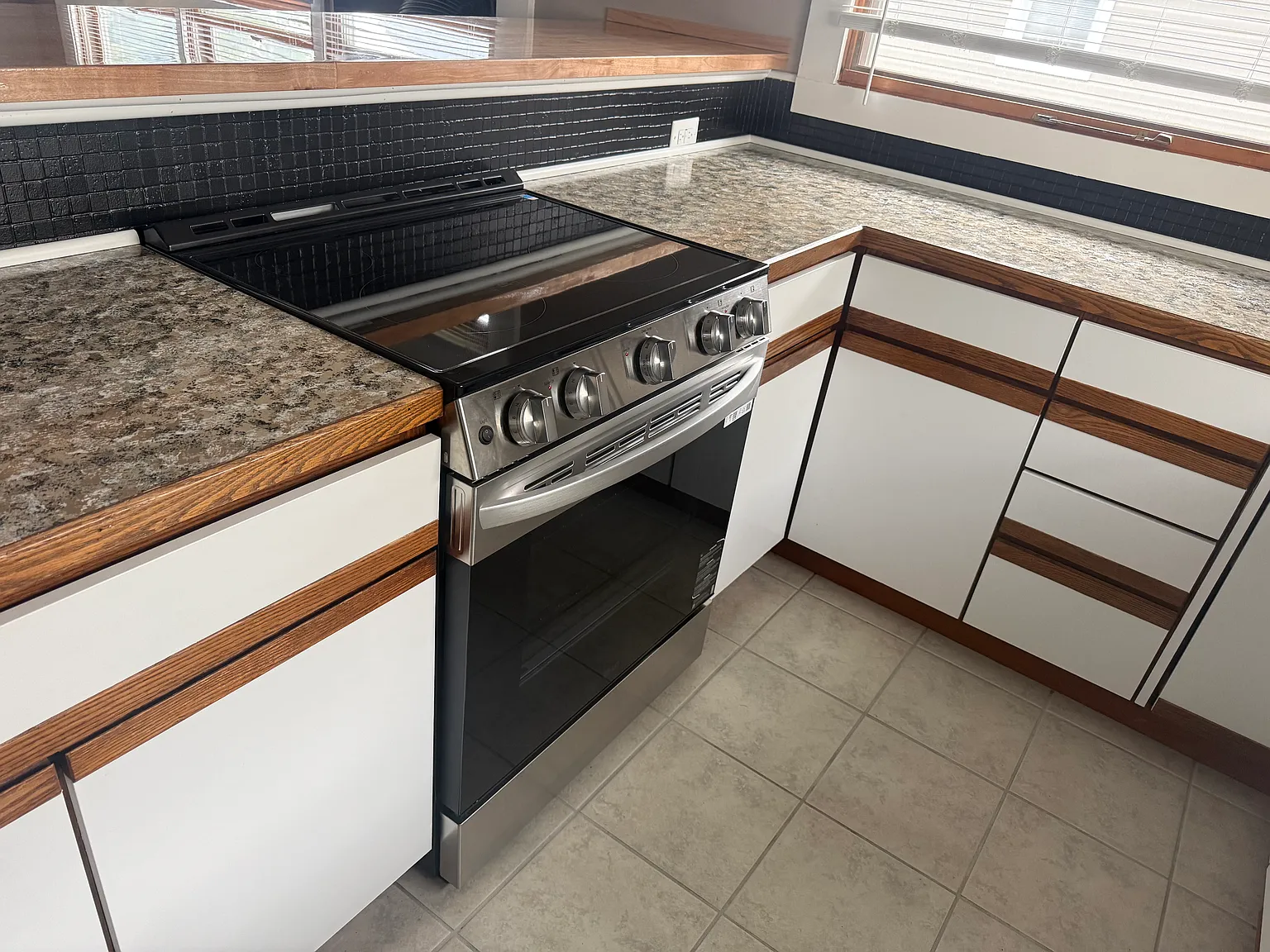 3 bed, 1050 sqft, $2,100 — Photo 3