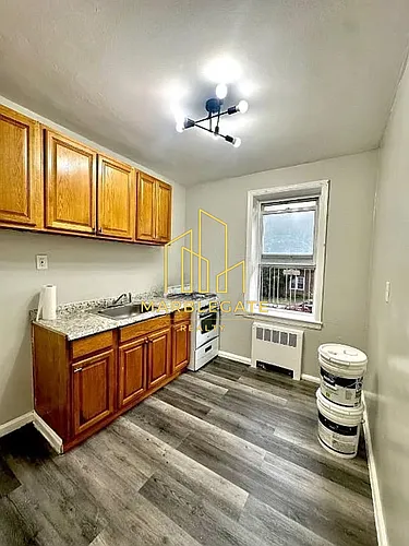 128-129 Chancellor Ave Photo 1