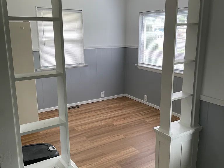 719 N Catherine St — Photo 8