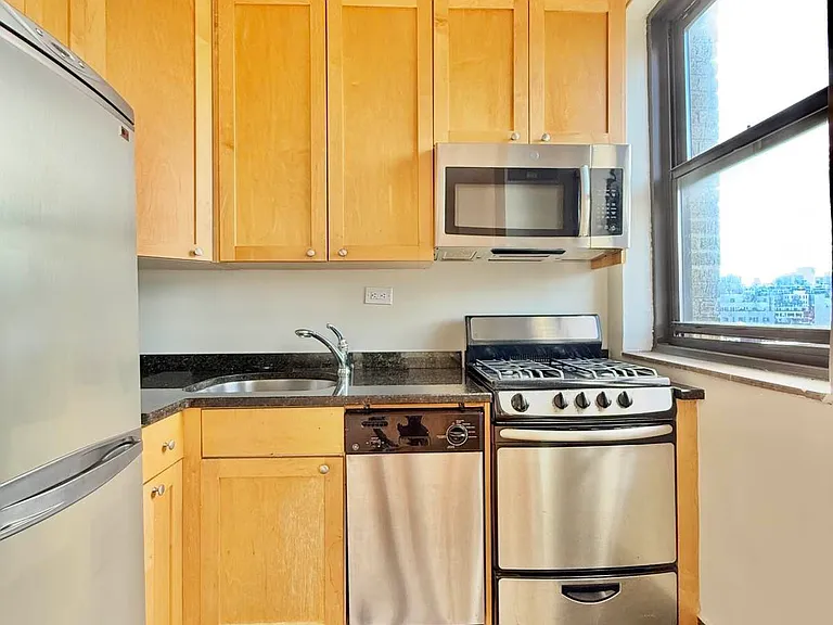 166 2nd Ave #14B — Photo 3