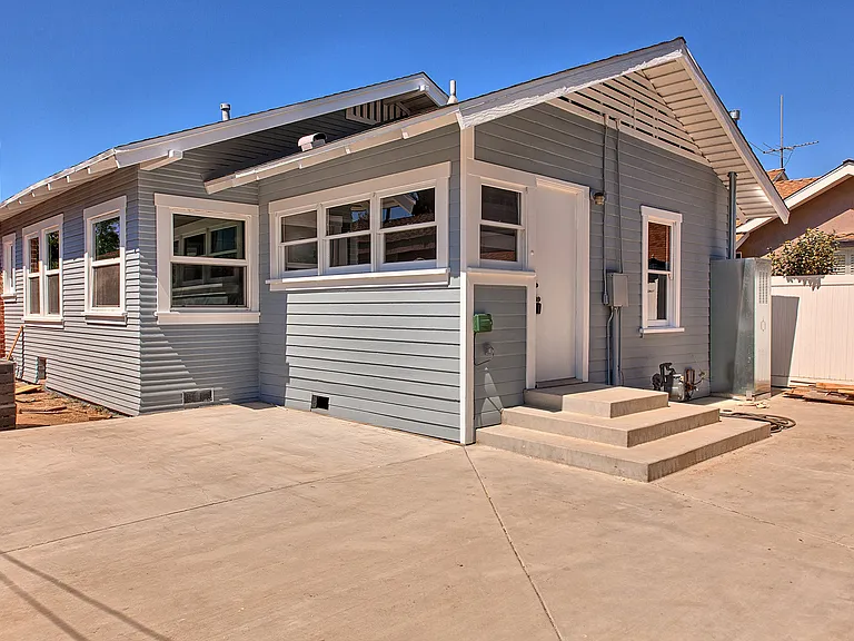 2108 Gramercy Ave — Photo 13