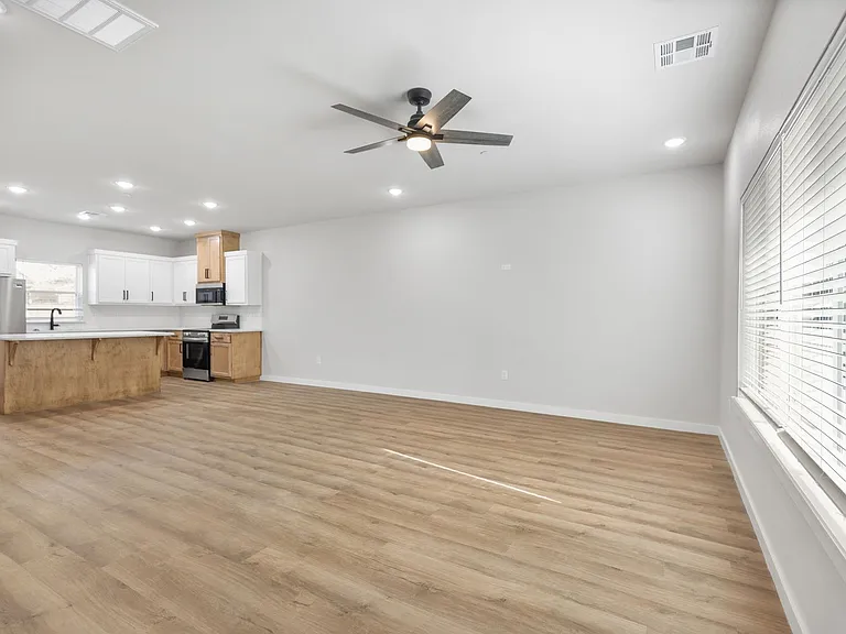 126 E Midway St — Photo 5