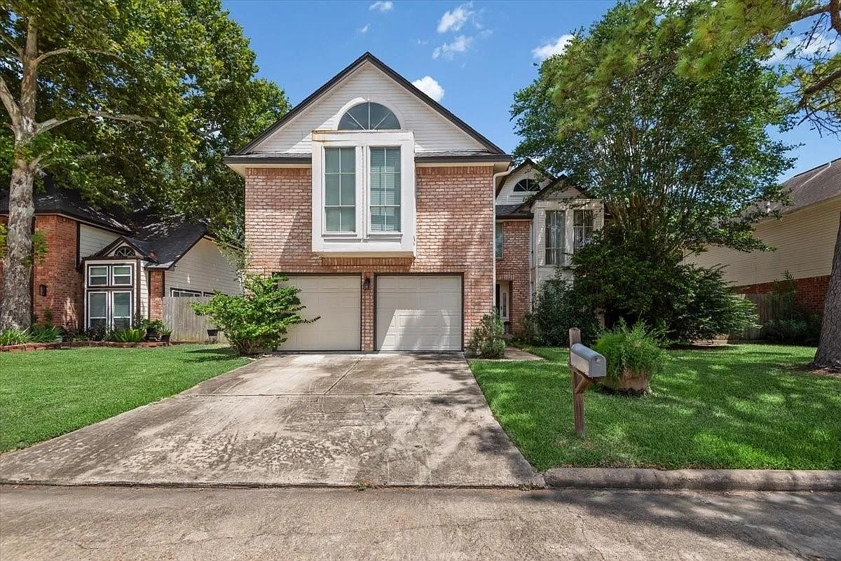 4 bed, 2.5 bath, 2627 sqft, $2,350 — Photo 1