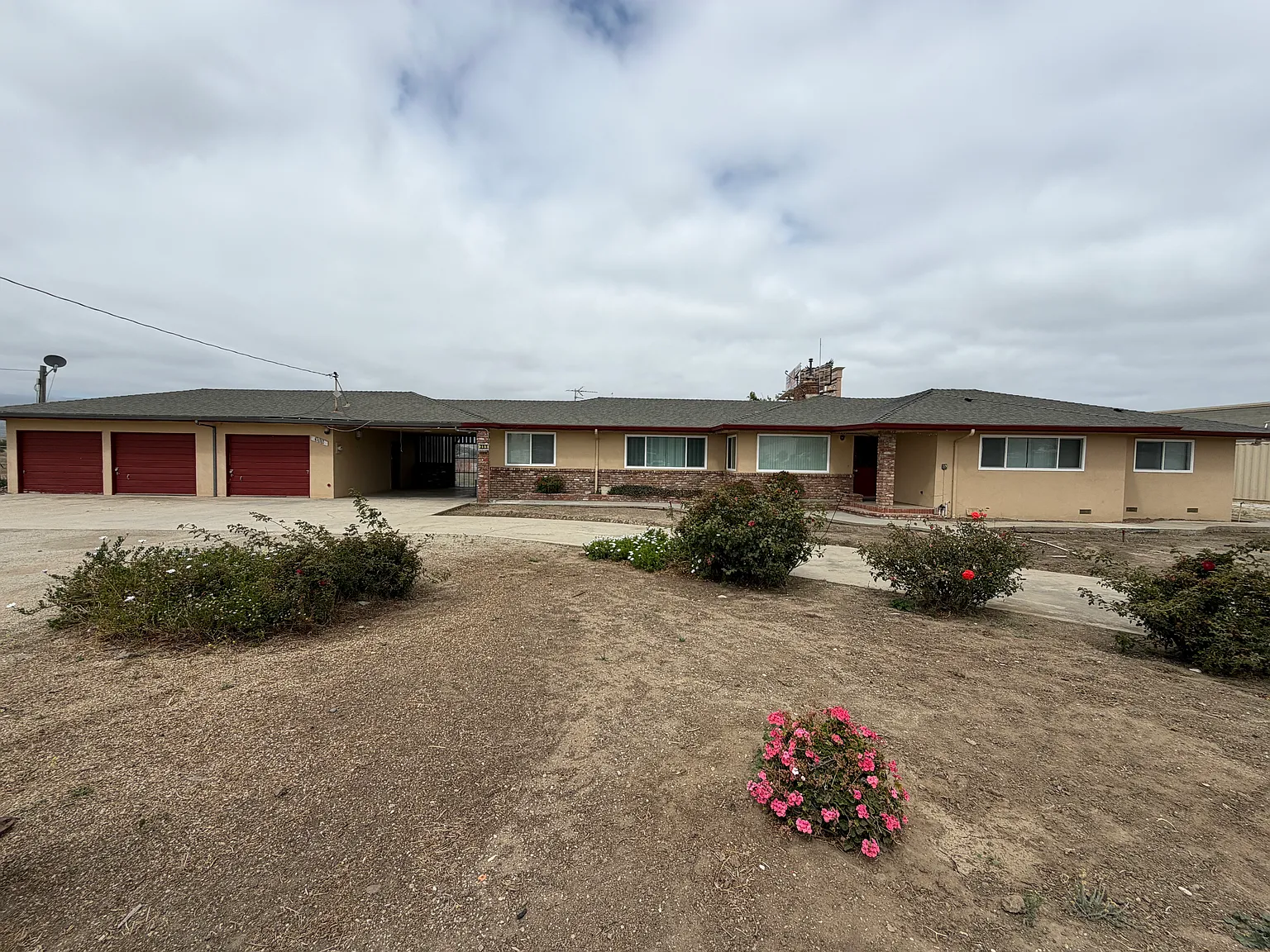 6 bed, 2.5 bath, 2600 sqft, $5,200 — Photo 1
