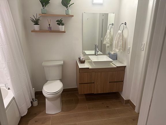 4th image of 19501 W Country Club Dr APT 402