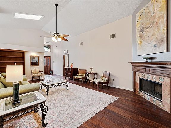 4th image of 1020 Shady Lane Dr
