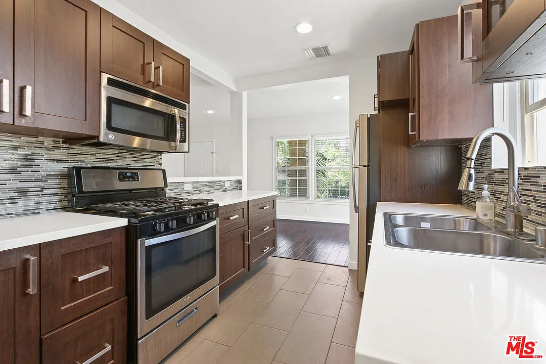 Building Photo - 1335 Roxbury Dr #1337-1/2