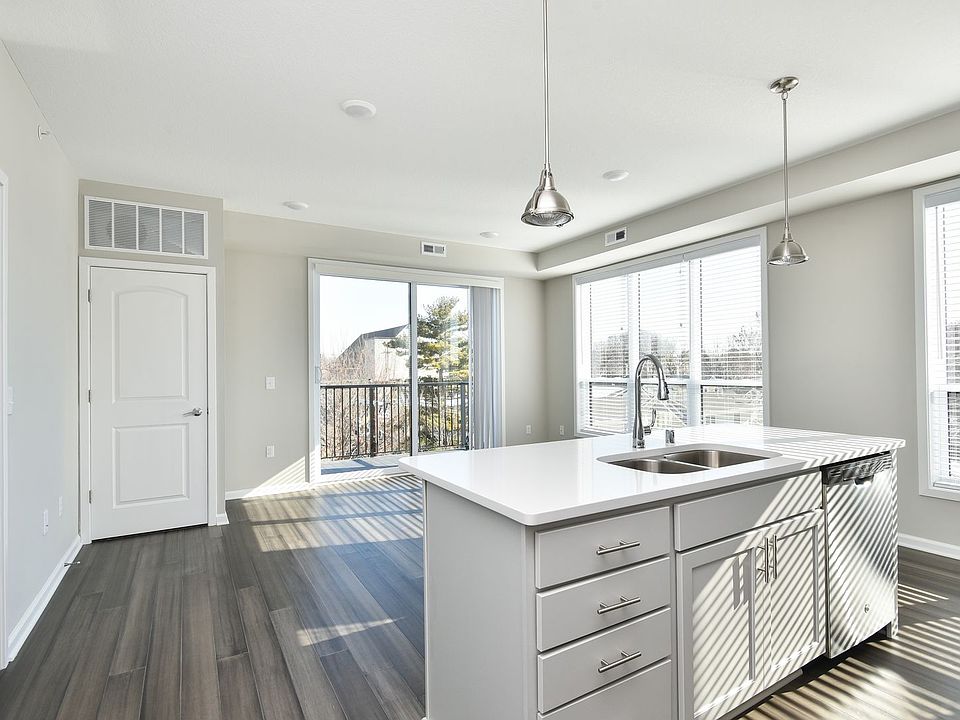 1st image of 829 Marshall St NE #332