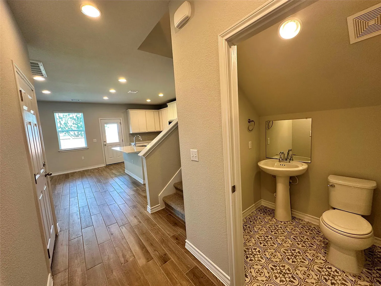 3 bed, 2.5 bath, 2076 sqft, $2,299 — Photo 3