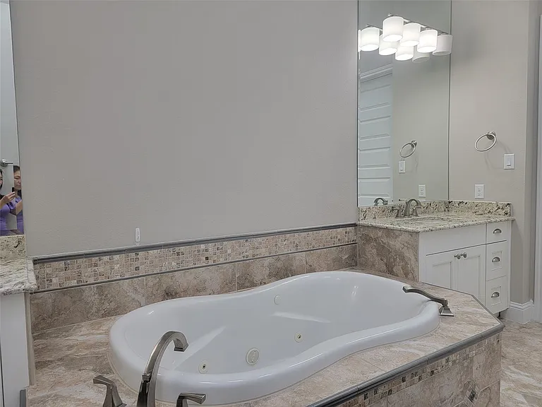 1702 Calumet St — Photo 26