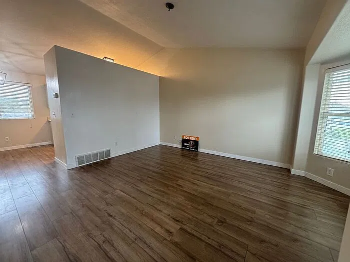 4 bed, 2.0 bath, 1653 sqft, $2,400 — Photo 2