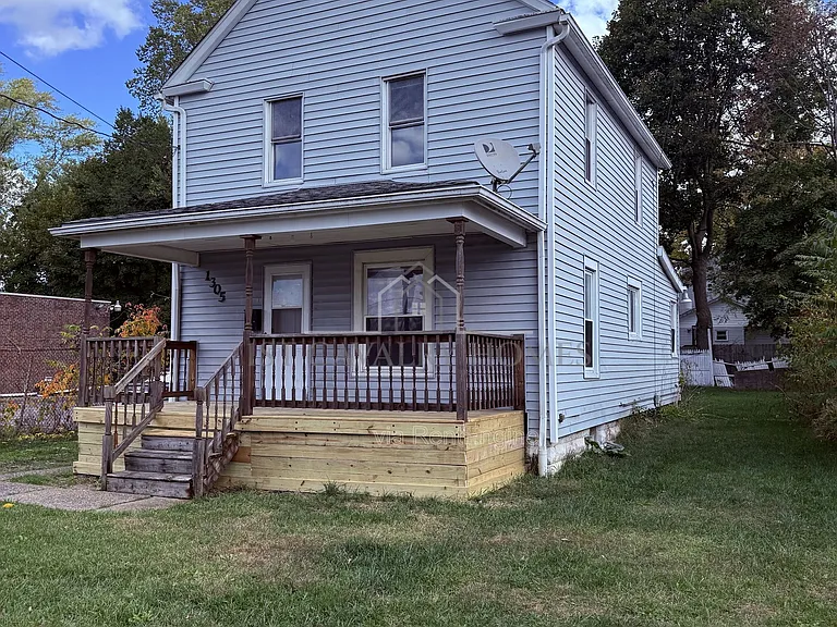 1305 Curtis St — Photo 2