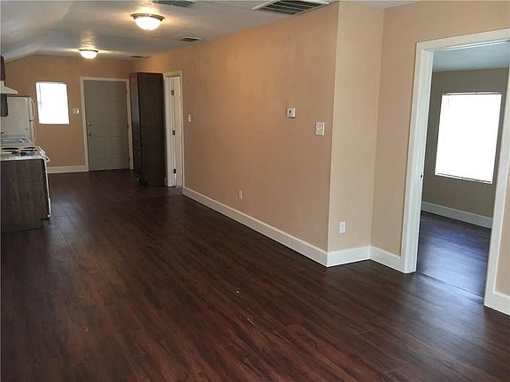 2nd image of 425 W Avenue D