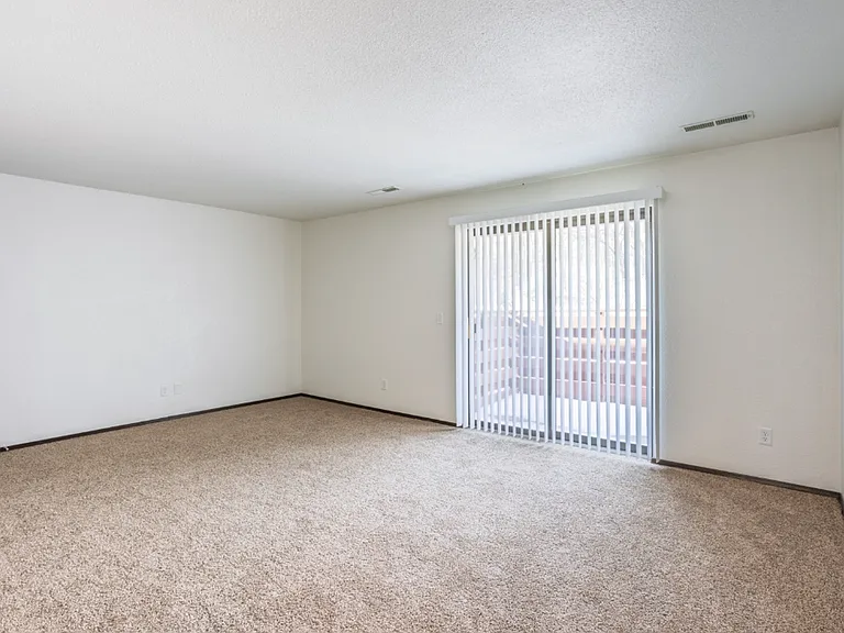 811-860 Hawkeye Dr — Photo 3