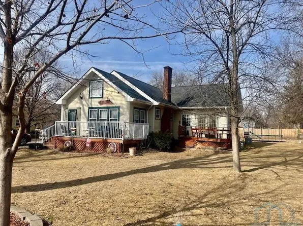 916 E Clark St, Vermillion, SD 57069